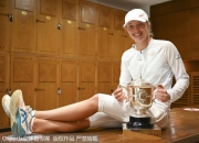 爱游戏官方登录入口-游泳项目再传捷报，冠军捧杯兴奋欢呼