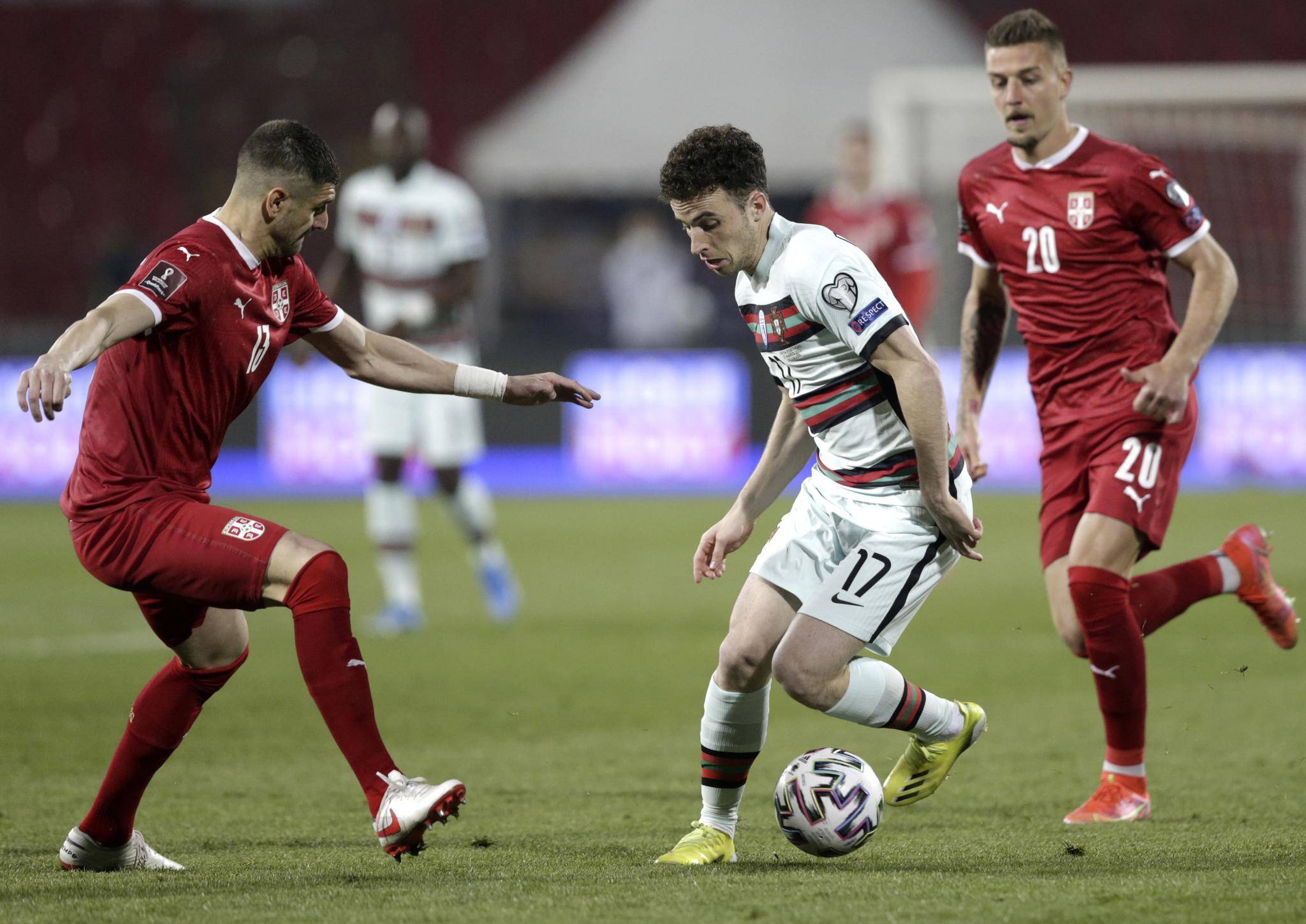 欧预赛比赛场上紧张刺激，气氛燃烧热情的简单介绍