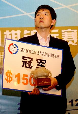 游泳项目再传捷报,冠军捧杯兴奋欢呼 游泳项目再传捷报,冠军捧杯兴奋欢呼