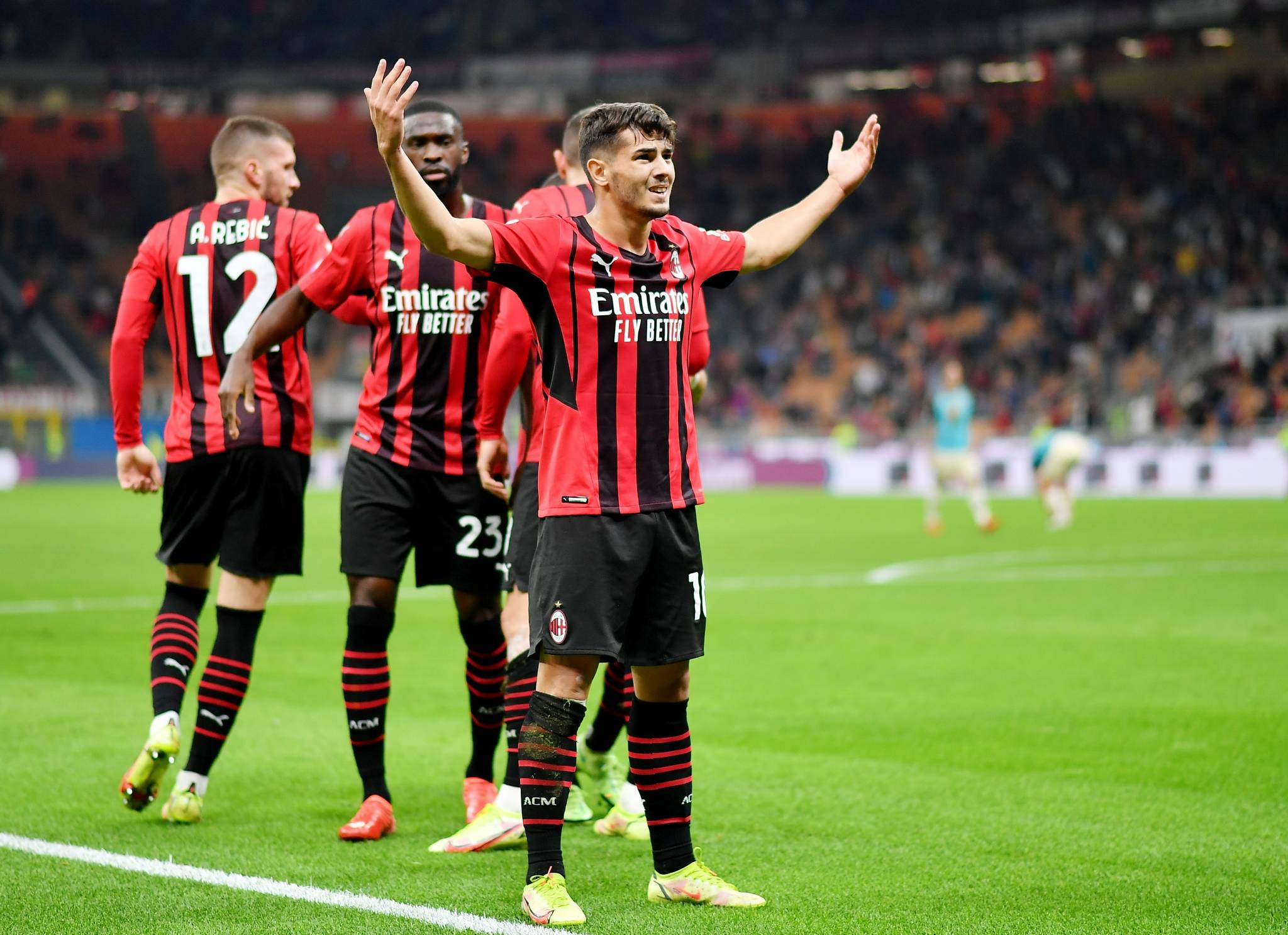 AC米兰新援首秀破门,助球队大胜对手 AC米兰新援首秀破门,助球队大胜对手