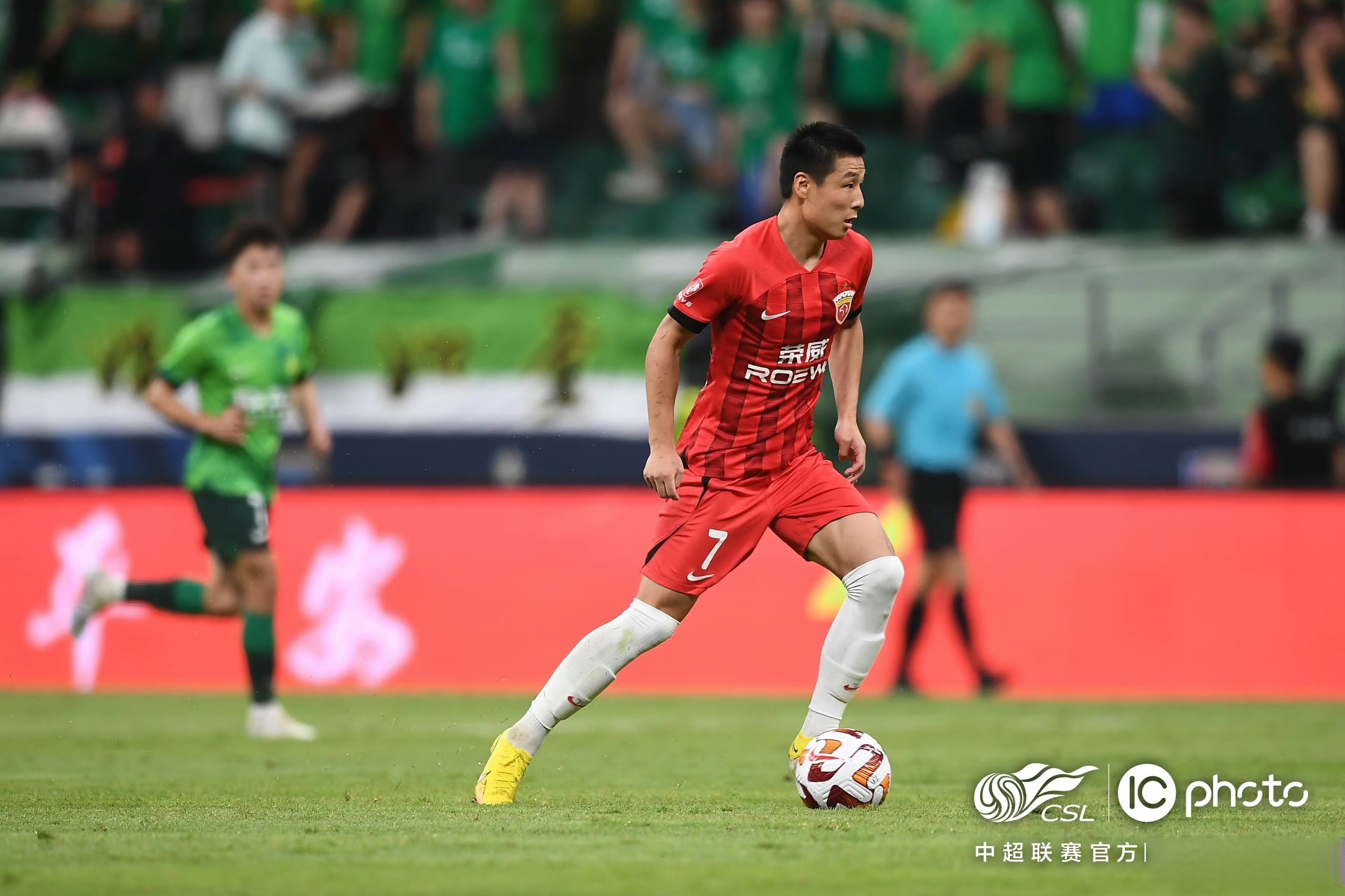 瓦尔省球迷热情支持,队员们备战下一场比赛的简单介绍 瓦尔省球迷热情支持,队员们备战下一场比赛的简单介绍