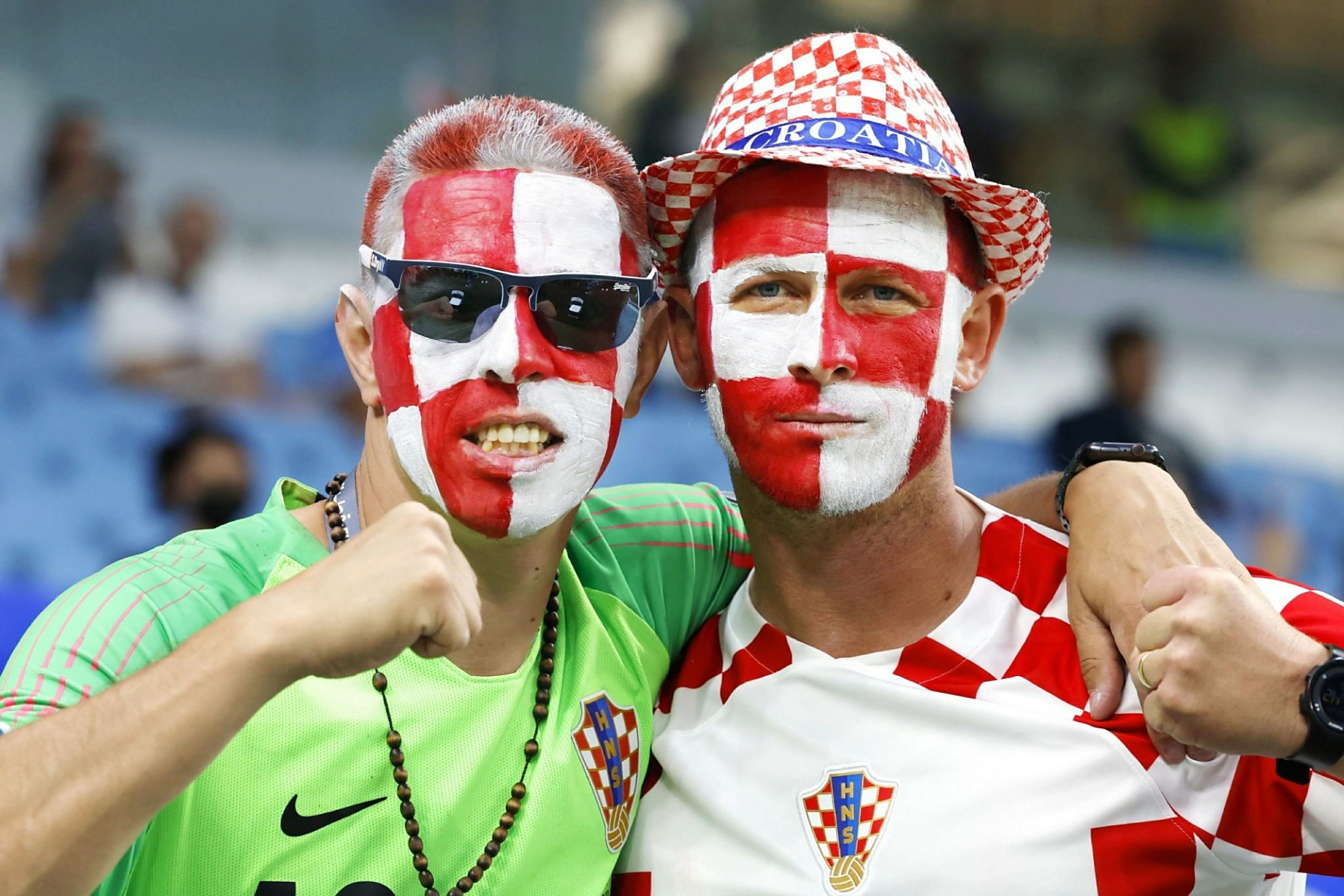 包含英格兰队险胜克罗地亚队，球迷欢呼不已的词条