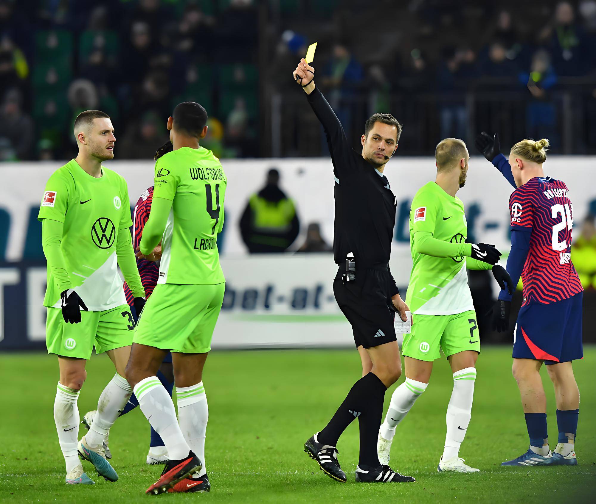 沃尔夫斯堡主场惨败,球队需尽快调整状态 沃尔夫斯堡主场惨败,球队需尽快调整状态