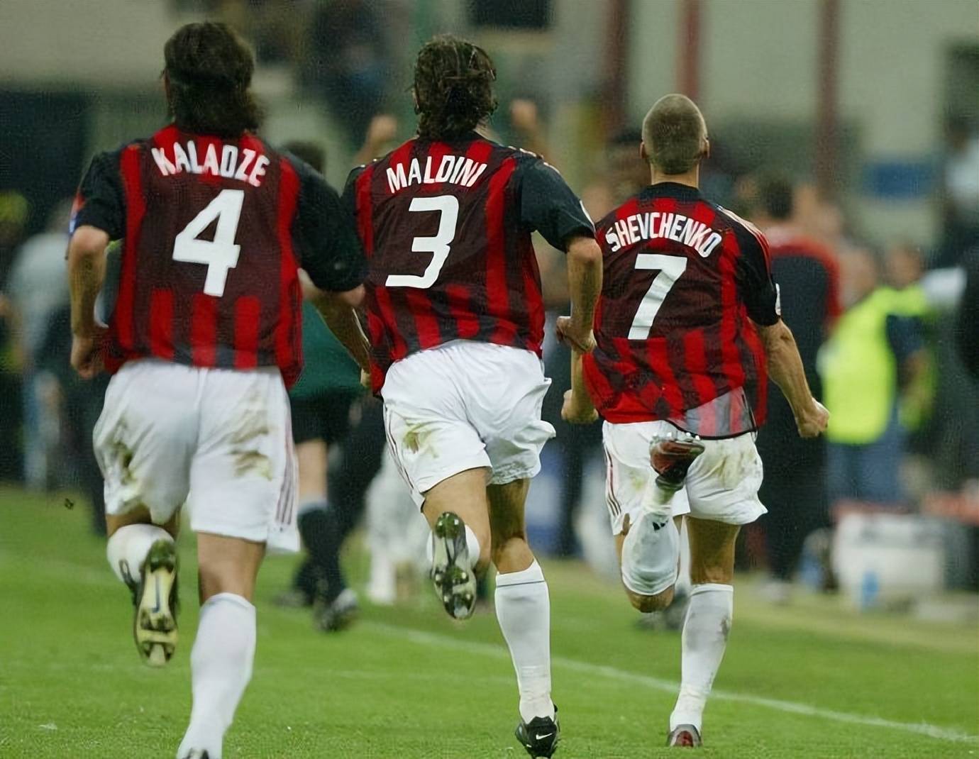 包含AC米兰主场逼平巴黎,强势晋级欧冠八强的词条 包含AC米兰主场逼平巴黎,强势晋级欧冠八强的词条