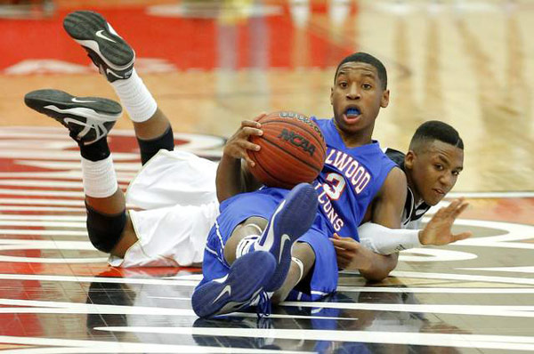 尼斯后卫演绎绝杀,帮助球队取胜 尼斯后卫演绎绝杀,帮助球队取胜