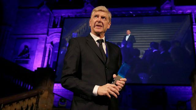 温格看台办法甲比赛,球迷哈哈大笑 温格看台办法甲比赛,球迷哈哈大笑