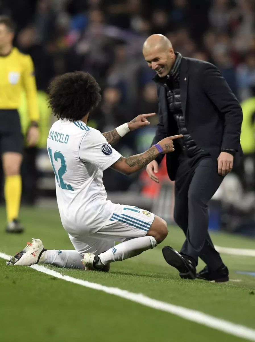 汉堡主场收获胜利，球迷欢呼雀跃的简单介绍