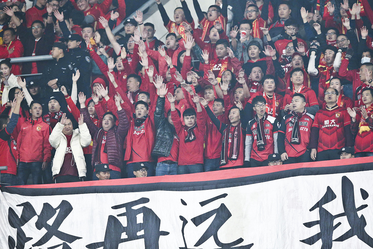 关于关键战役结束，球迷欢呼雀跃，狂热庆祝的信息