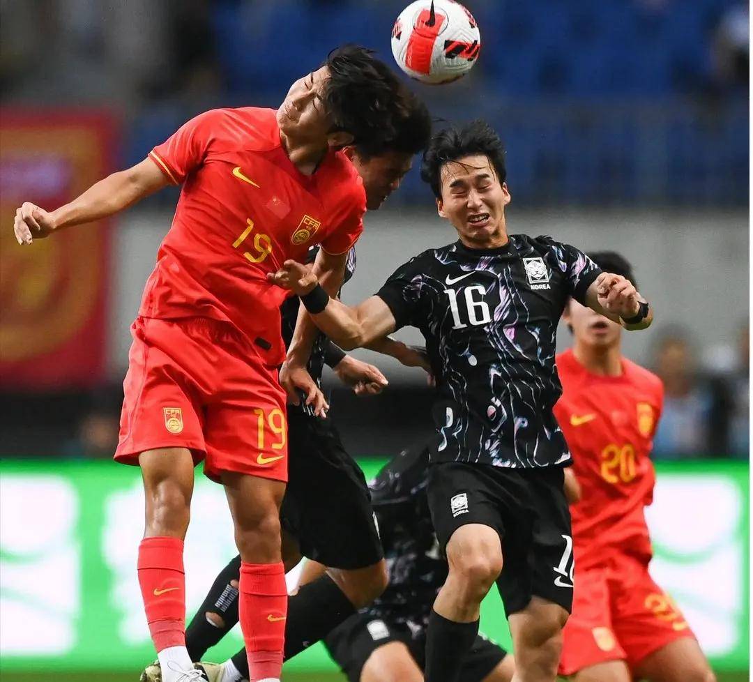 关于关键战役结束，球迷欢呼雀跃，狂热庆祝的信息