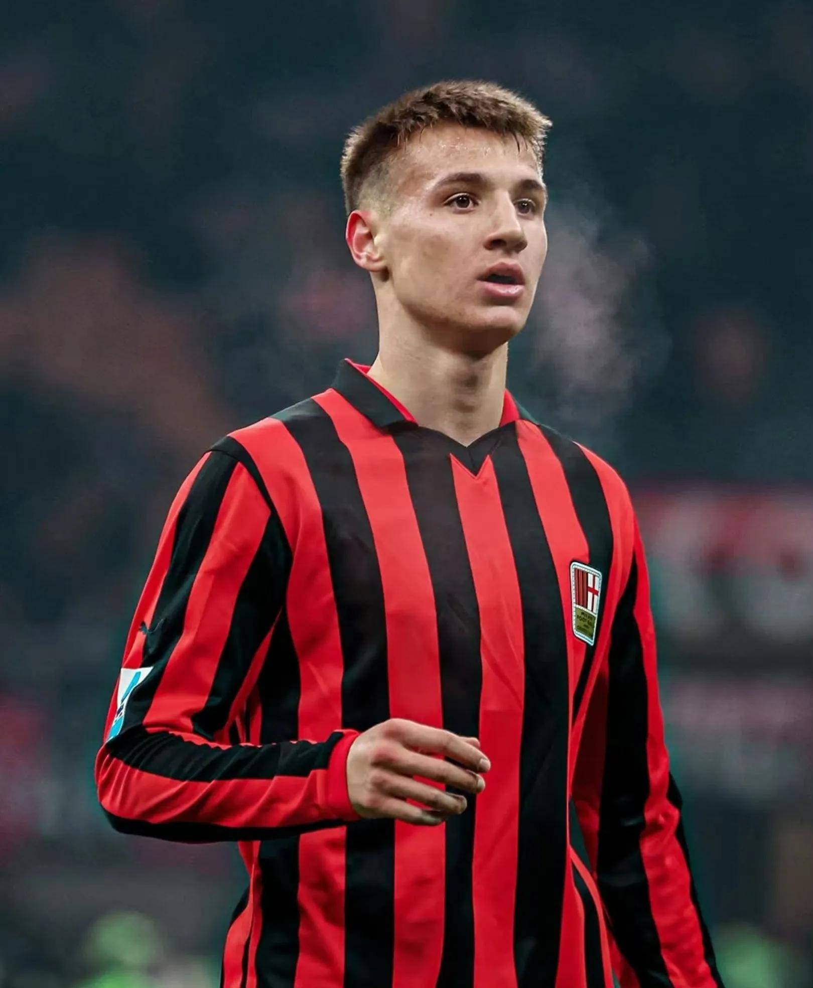 AC米兰五大传奇后卫,谁是最令人难忘的? AC米兰五大传奇后卫,谁是最令人难忘的?