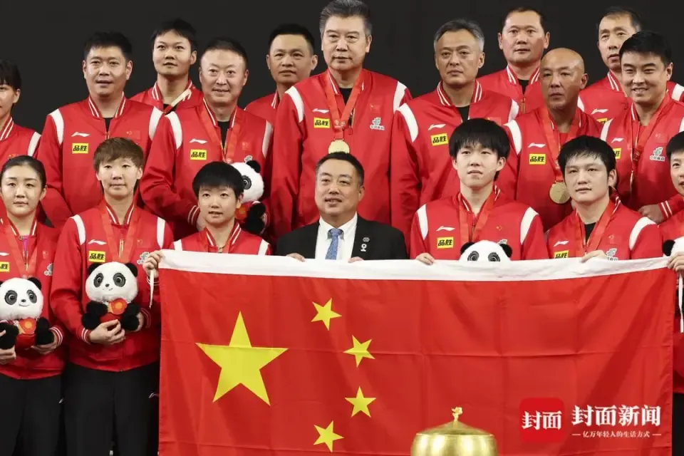 运动员们在赛场上拼尽全力争夺胜利 运动员们在赛场上拼尽全力争夺胜利