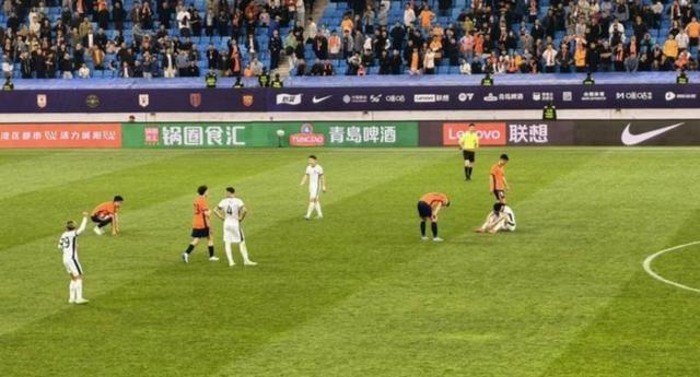 一场比赛中一支队伍实力碾压对手获胜