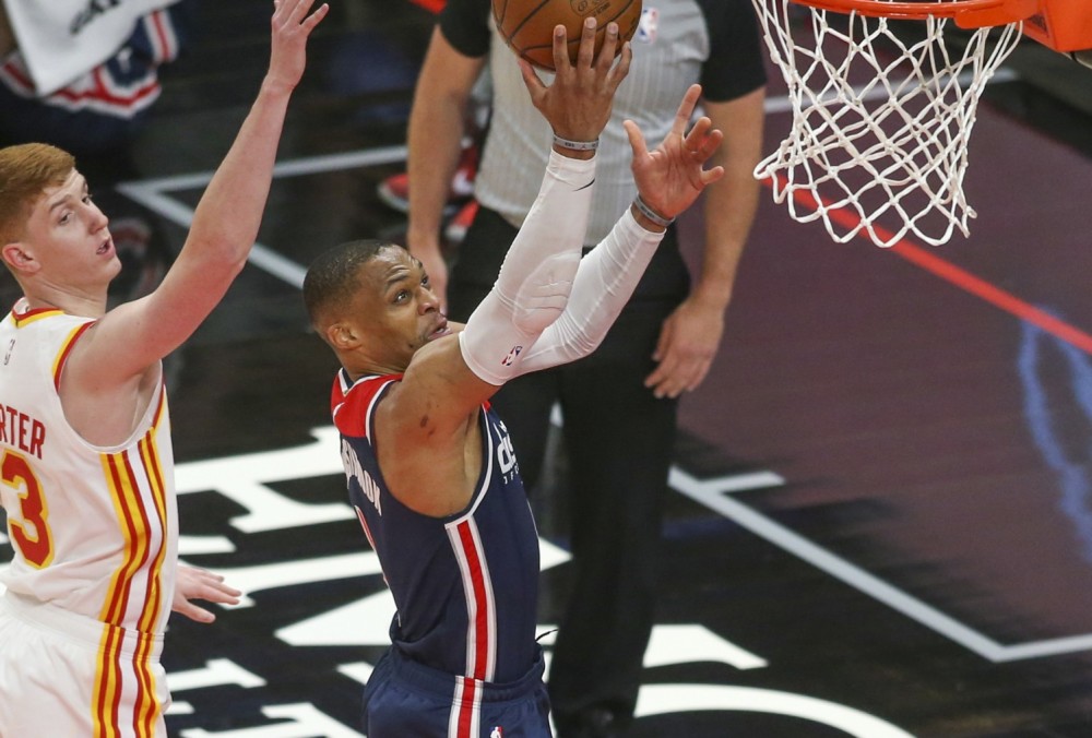 老鹰险胜奇才豪取四连胜