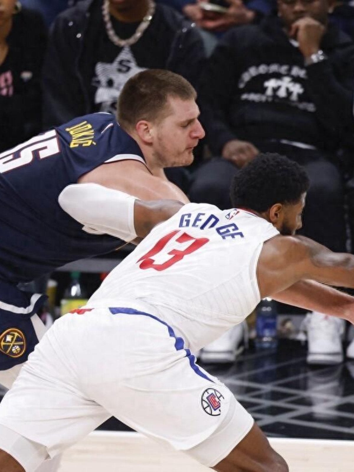 掘金逆转骑士,球队表现抢眼 掘金逆转骑士,球队表现抢眼