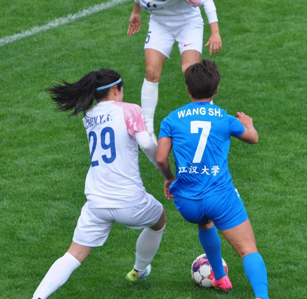 包含多国球队争锋摆阵：女足冠军赛火热展开的词条